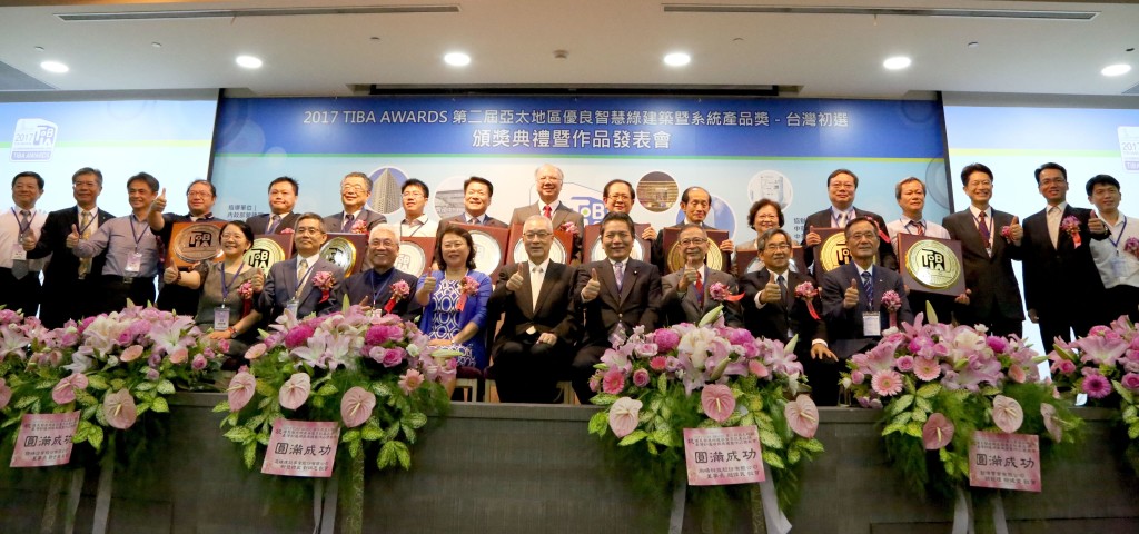 吳前副總統(中)、評審、得獎單位受獎代表與本會理監事合影